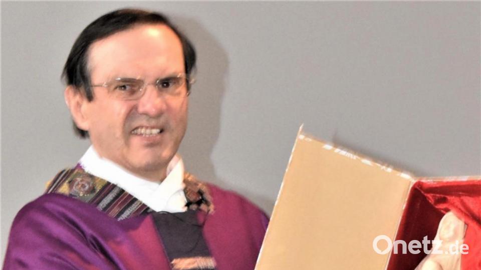 Nachträglich schenkt Pfarrer Bernhard Müller dem Bischof eine geschnitzte Annafigur. Bild: rgr