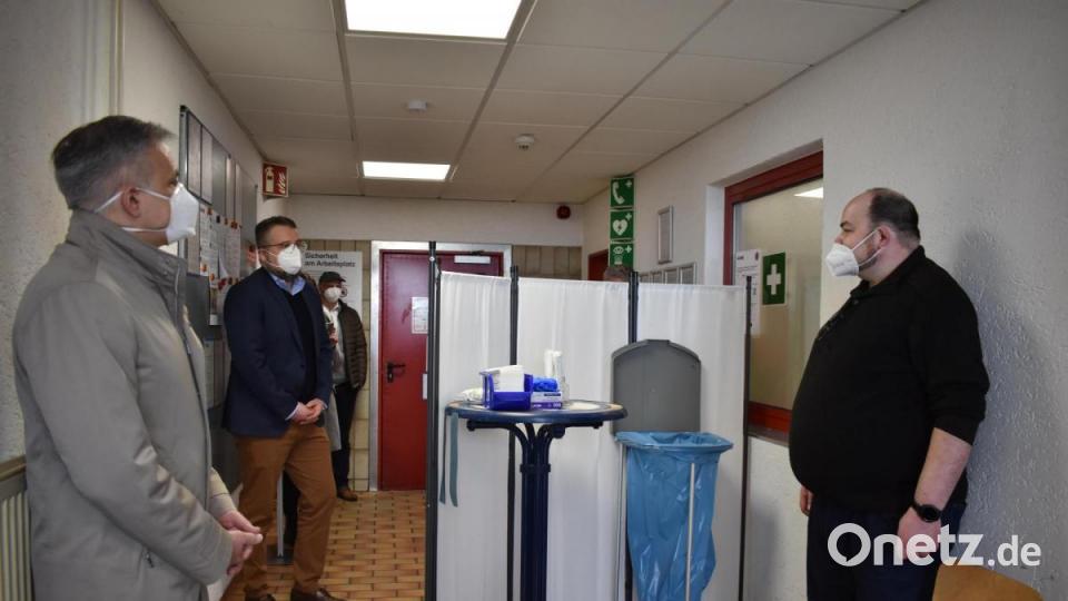Landrat Roland Grillmeier (links) und Wirtschaftsförderer Volker Höcht (Zweiter von links) lassen sich die Teststrecke bei Horn zeigen. Sie ist als Einbahnstraße aufgebaut. Bild: lue