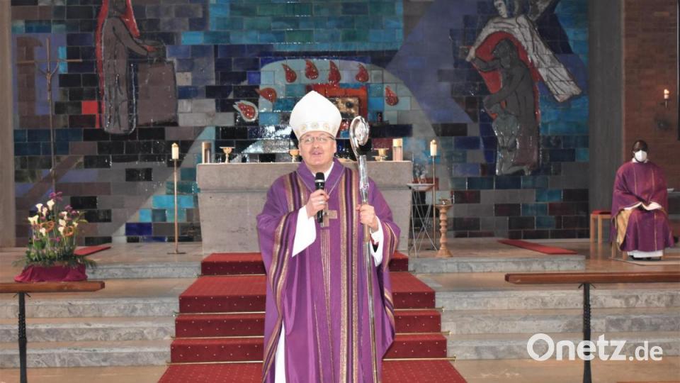 Pontifikalamt mit Bischof Rudolf Voderholzer in der Friedenskirche Bild: rgr