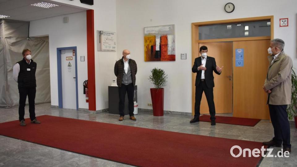 Rainer Sommer, Andreas Kopp und Ulrich Imhof erklären Landrat Roland Grillmeier die Situation ihres Unternehmens in der Coronakrise. Bild: lue