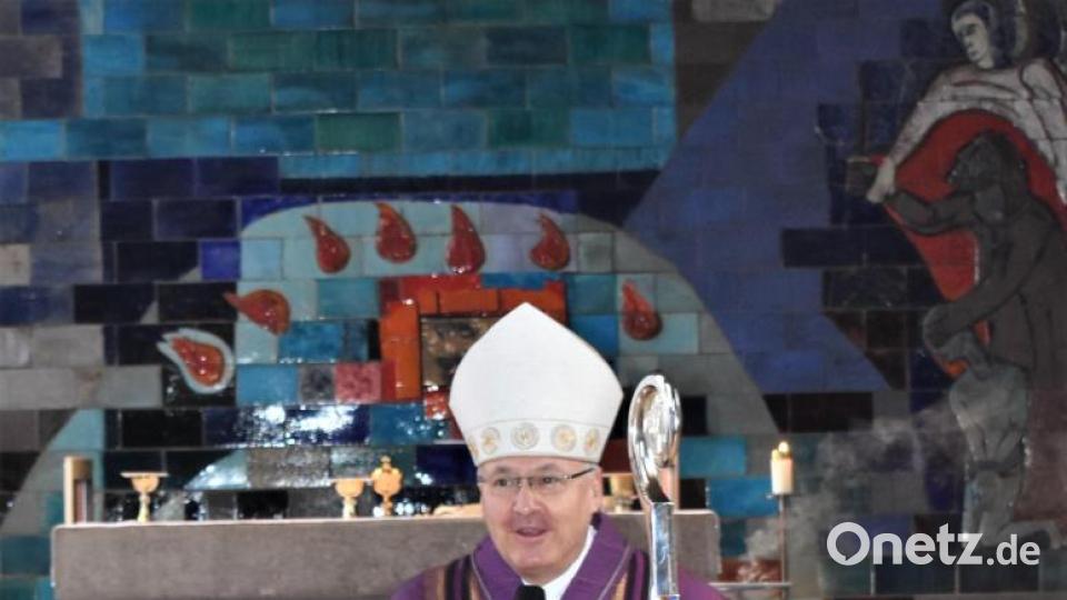 Bischof Rudolf Voderholzer in der Friedenskirche Bild: rgr