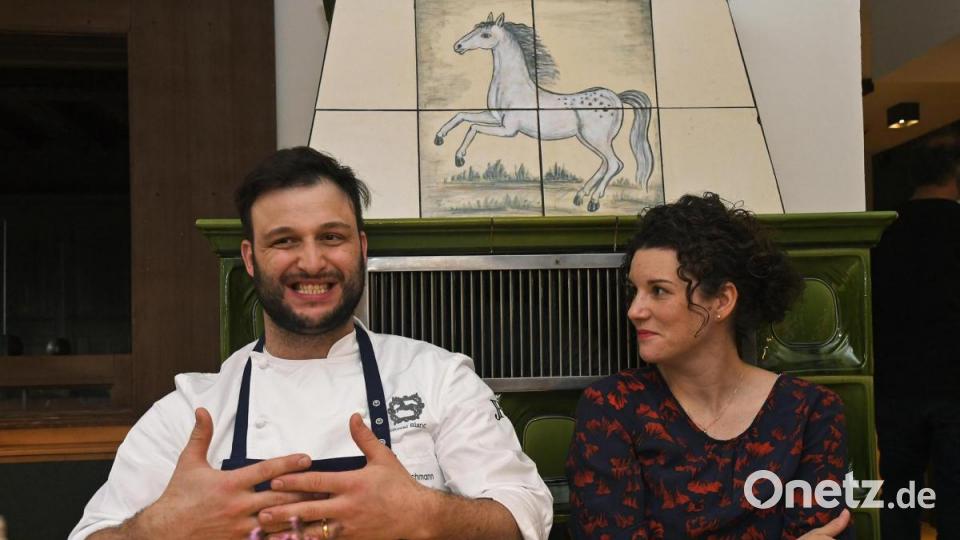 Christian Fleischmann hat gut lachen: Der 32-jährige Küchenchef des Cheval Blanc in Illschwang hat sich gerade seinen ersten Michaelin-Stern erkocht. Bild: Petra Hartl