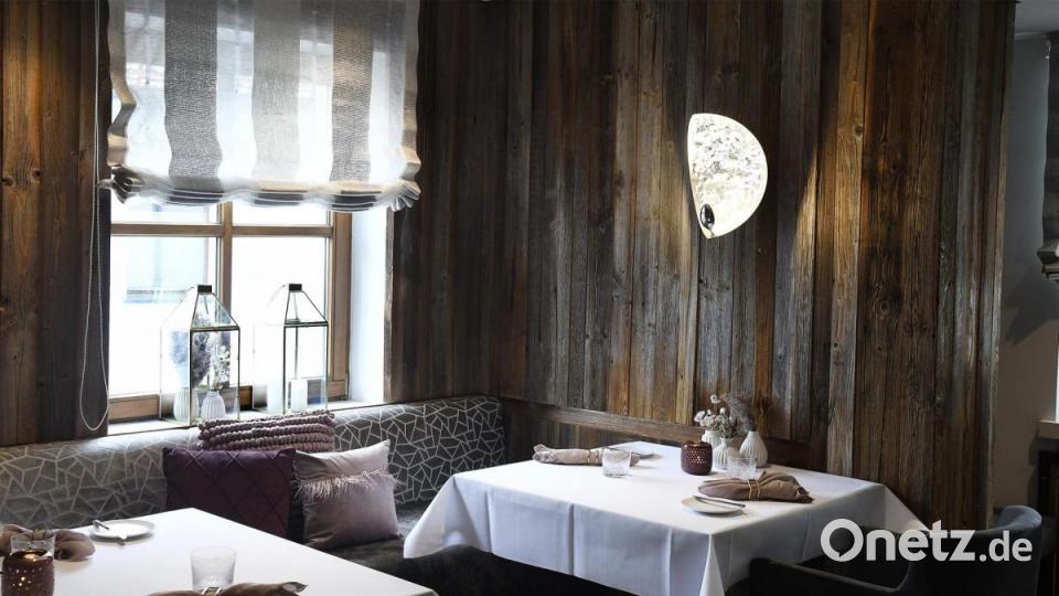 Das Restaurant im Wirtshaus: Im Kaminzimmer im Weißen Roß haben Christian und Katharina Fleischmann das Cheval Blanc eingerichtet. Bild: Petra Hartl
