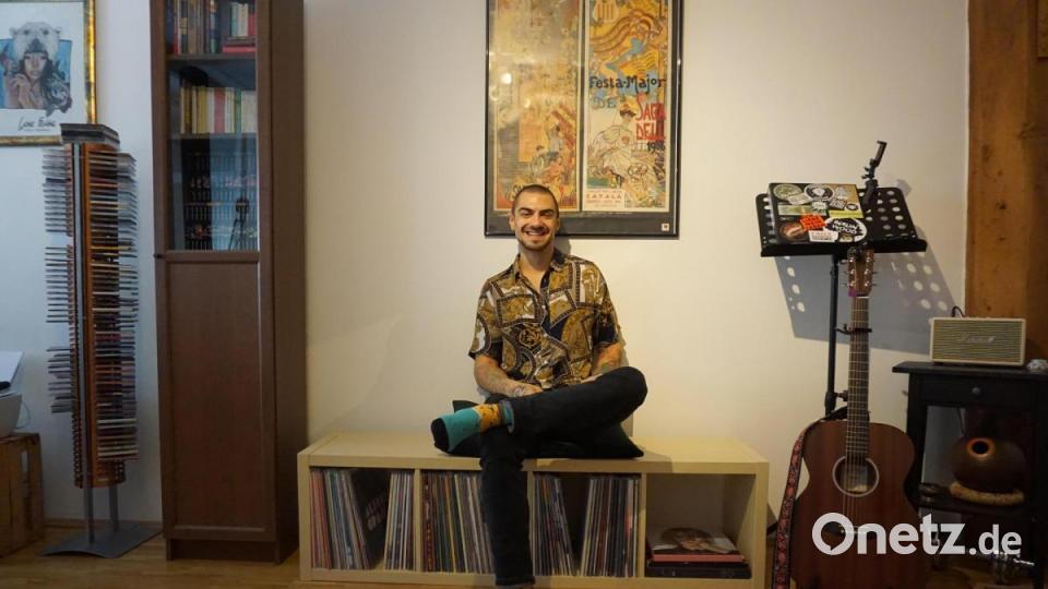 Meier in seiner Wohnung in Regensburg. "Das Musik-Ding ist mein Leben", sagt er. Bild: jut