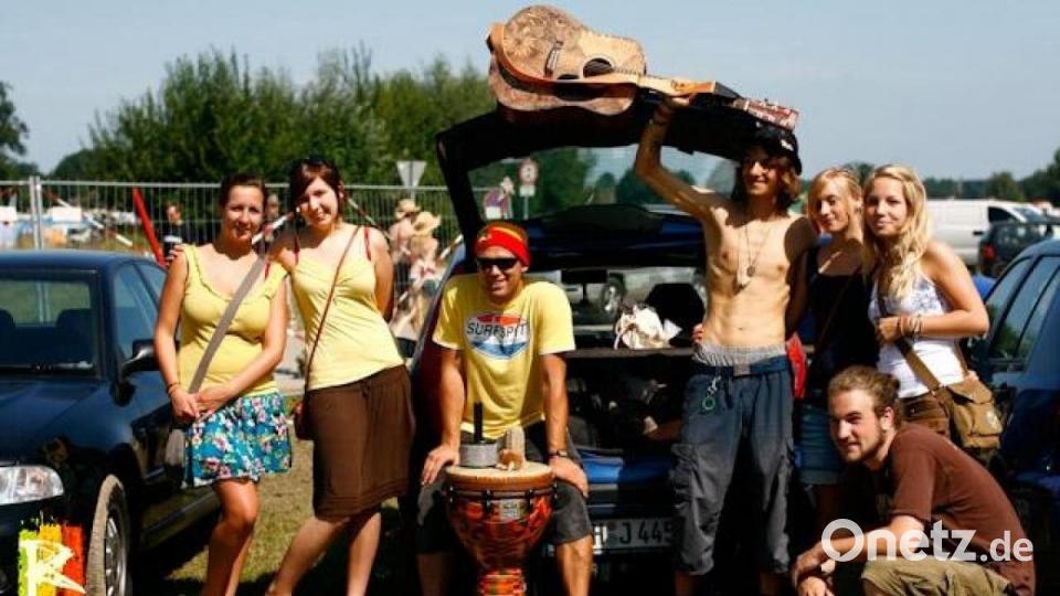 Chiemsee Reggae Summer 2009, mitten in Manuel Meiers (mit Gitarre) "Abfuckphase", wie er seine dreieinhalb Jahre mit einer Essstörung nennt. Bild: Manuel Meier/exb
