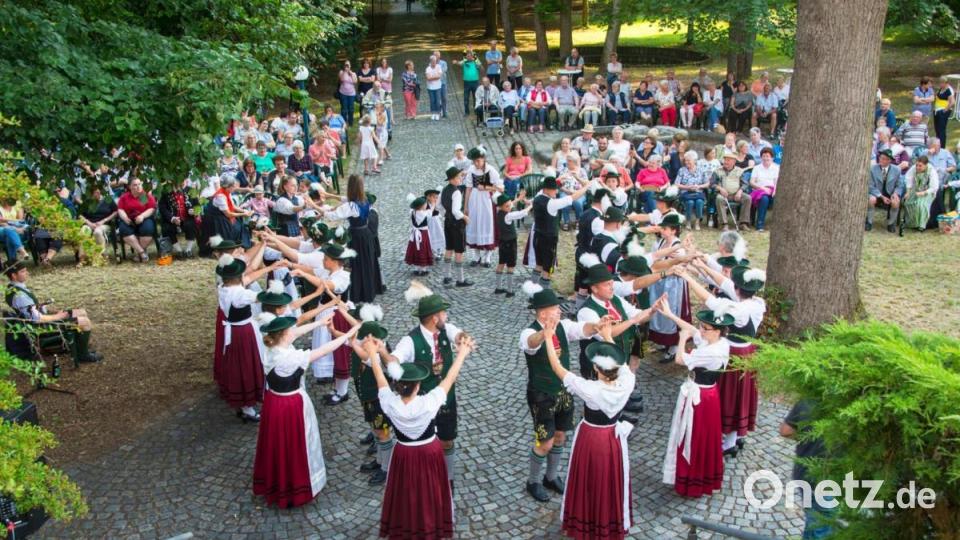 Mit Auftritten bei den Serenaden in der Stützlvilla glänzt der Gebirgs- und Volkstrachtenverein. Bild: fz