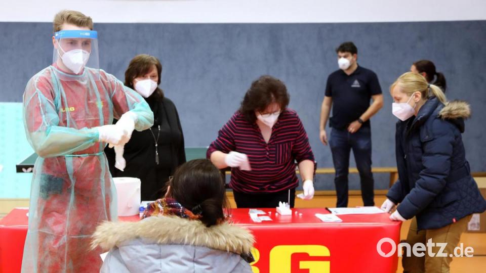 Die Stadt Amberg hat für ihre Mitarbeiter ein Corona-Schnelltestzentrum in der Turnhalle der städtischen Wirtschaftsschule eingerichtet. Bild: Wolfgang Steinbacher