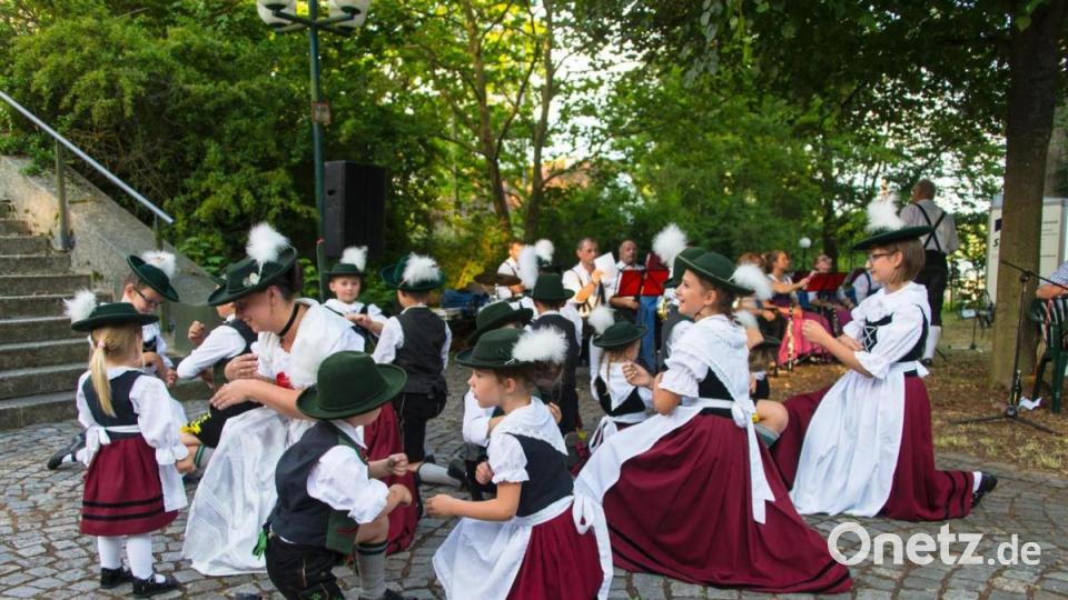 Kinder, Jugendliche und Erwachsene pflegen den Volkstanz. Bild: fz