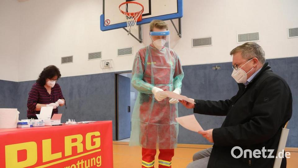 Die Stadt Amberg hat für ihre Mitarbeiter ein Corona-Schnelltestzentrum in der Turnhalle der städtischen Wirtschaftsschule eingerichtet. Oberbürgermeister Michael Cerny ging mit gutem Beispiel voran und ließ sich als einer der Ersten testen. Bild: Wolfgang Steinbacher