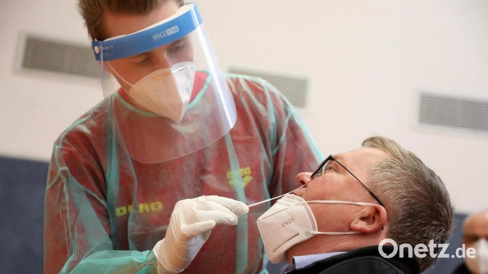 Die Stadt Amberg hat für ihre Mitarbeiter ein Corona-Schnelltestzentrum in der Turnhalle der städtischen Wirtschaftsschule eingerichtet. Oberbürgermeister Michael Cerny ging mit gutem Beispiel voran und ließ sich als einer der Ersten testen. Bild: Wolfgang Steinbacher