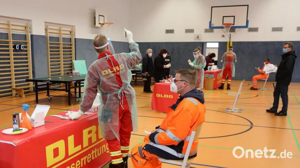 Die Stadt Amberg hat für ihre Mitarbeiter ein Corona-Schnelltestzentrum in der Turnhalle der städtischen Wirtschaftsschule eingerichtet. Bild: Wolfgang Steinbacher