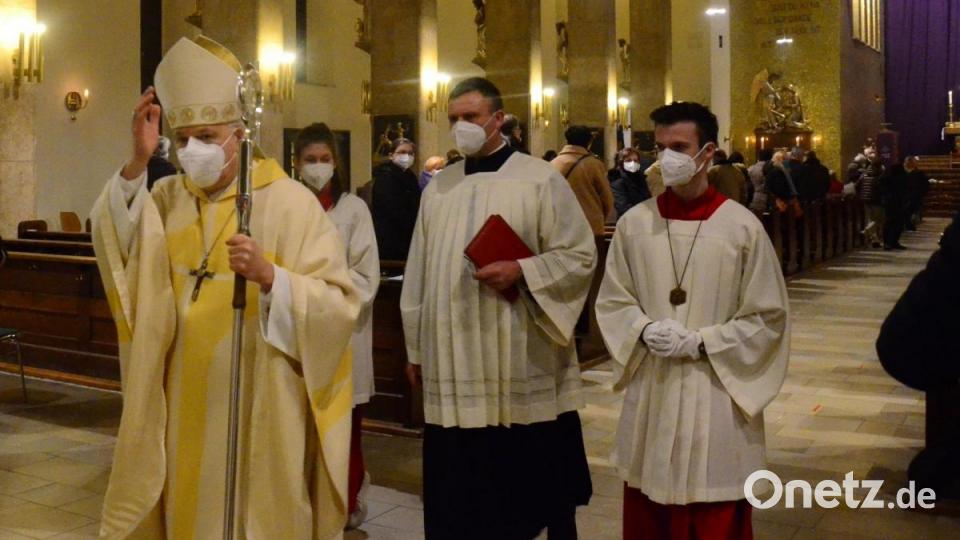 Der Bischof beim Auszug aus der Herz-Jesu-Kirche. Bild: Kunz