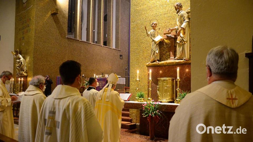 Bischof Rudolf Voderholzer und seine Konzelebranten beten vor dem Altar des Heiligen Josef – auch für die wirtschaftlichen Opfer der Pandemie. Bild: Kunz