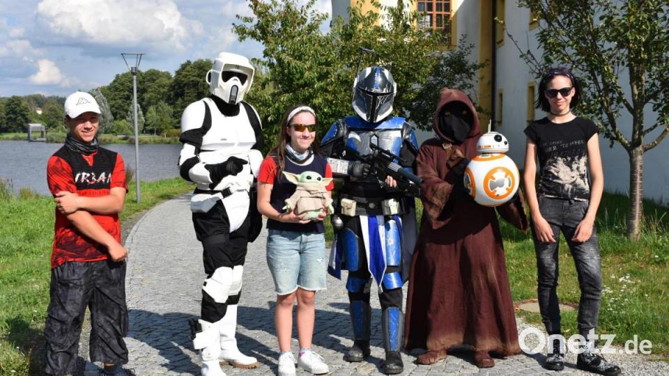 Auch viele Passanten lassen es sich nicht entgehen sich mit der Cosplay-Gruppe fotografieren zu lassen. Bild: lue