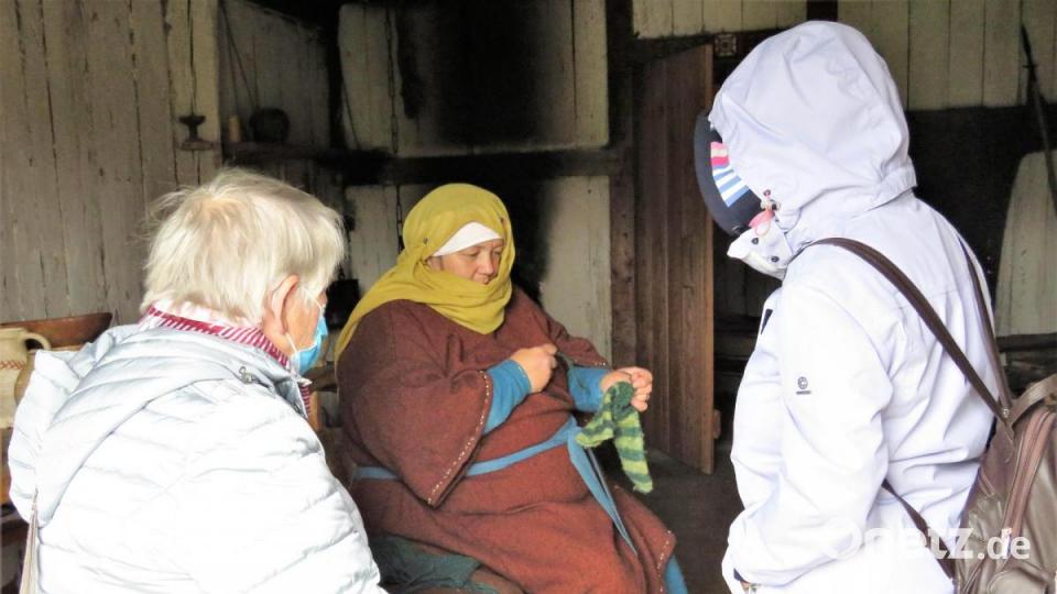 Wie wurde früher ein Socken gestrickt? Auch das konnte man in einer der Hütten erfahren. Bild: ubb