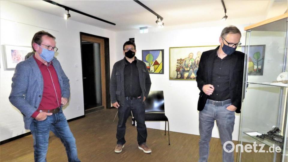 Vorsitzender Wolfgang Horn und Zweiter Vorsitzender Markus Braun (von links) führten Bernd Sommer durch die Ausstellung. Bild: ubb