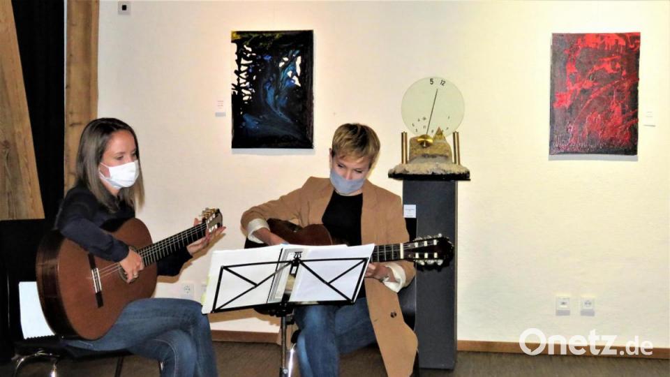 Jenny und Nathalie Horn (von links) sorgten für die musikalische Unterhaltung. Bild: ubb