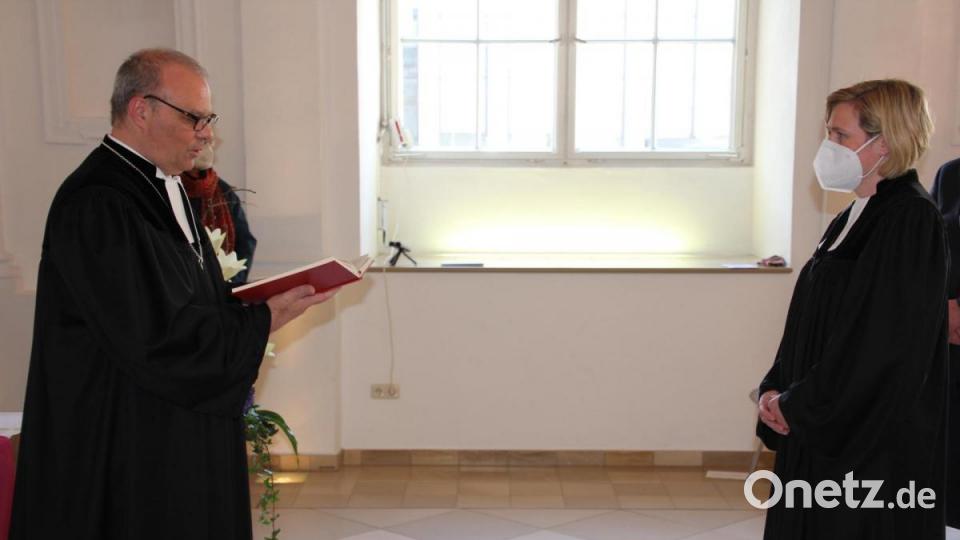 Dekan Thomas Guba führte Pfarrerin Dr. Stefanie Schön in ihr Amt ein. Bild: kro