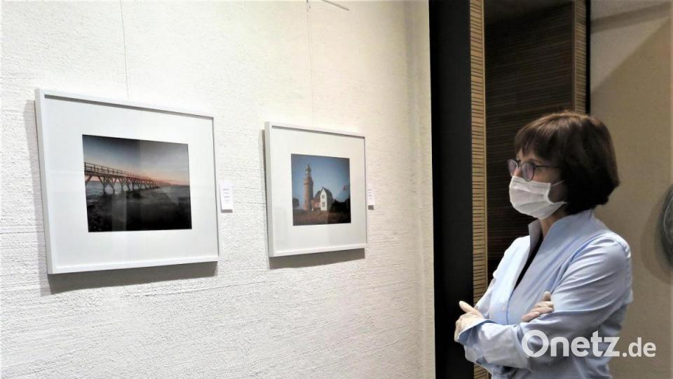 Ein Mundschutz beim Betrachten der Werke ist vorgeschrieben, aber das ist auszuhalten. Bild: ubb