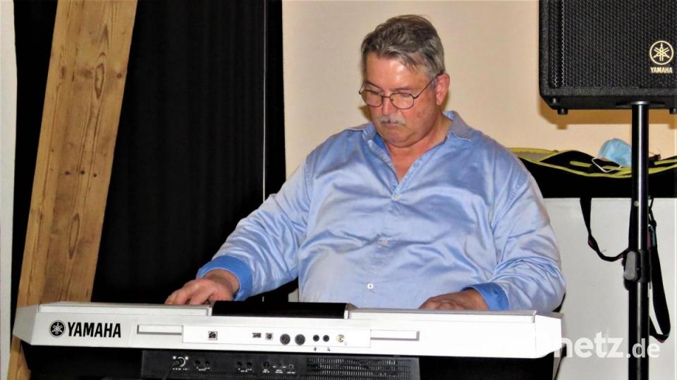 Werner Müller am Keyboard. Bild: ubb