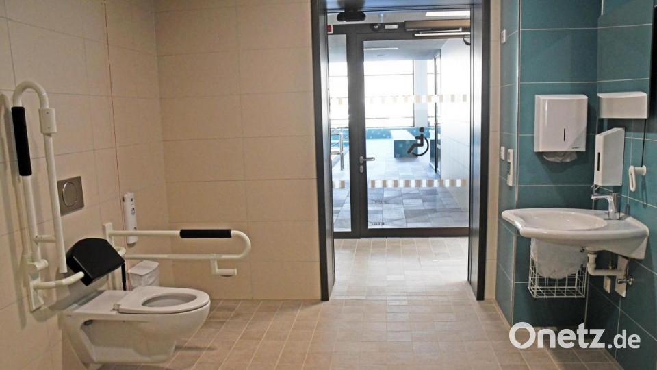 Rollstuhlgerecht, barrierefrei und geeignet für Menschen mit körperlicher Beeinträchtigung - das Behinderten-WC. Bild: Gabi Schönberger