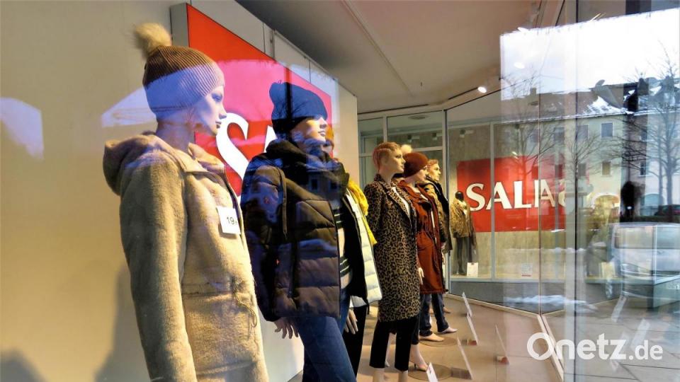 Winterschlussverkauf geht auch über &quot;Schaufenster Shopping&quot;. Das Modehaus &quot;Jäger und Turba&quot; macht wie die Buchhandlung Rode und das Wäschehaus Wettinger mit bei der von Lisa Schröpf nun auch öffentlich angeregten Aktion der Einzelhändler in der Kreisstadt. Bild: ubb