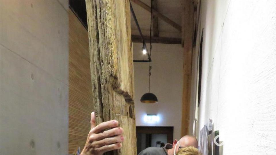 Kunst zum Anfassen: Manche Holzskulptur, wie hier die bearbeitete, einige hundert Jahre alte Tischplatte von Wolfgang Horn, ist einen rückwärtigen Blick wert. Bild: ubb
