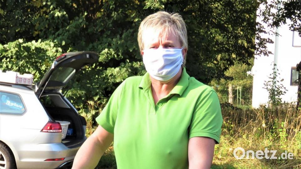 Vorsitzende Marion Puchta hilft beim Wegtragen der Birnen. Sie schätzt, dass dieses Jahr gut 30 000 Liter Saft durch die Mosterei des Vereins laufen werden. Bild: ubb