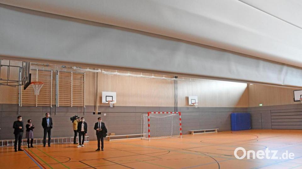 Durch das Herablassen von Trennwänden kann die Turnhalle gedrittelt werden. Bild: Gabi Schönberger