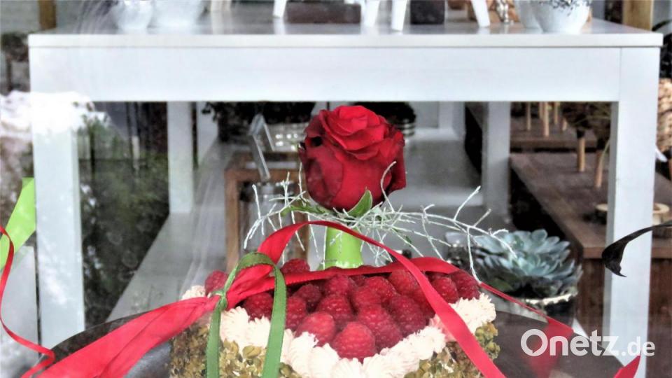 Ein Tortenherz aus der Konditorei Verena am Marktplatz und eine Rose von der Gärtnerei: Damit kann jeder Mann bei seiner Liebsten nur punkten. Solche und andere Beispiele für ein kontaktlos besorgtes (Valentinstags-)Geschenk bietet &quot;Schaufenster-Shopping&quot;.in der Kreisstadt Tirschenreuth. Bild: ubb
