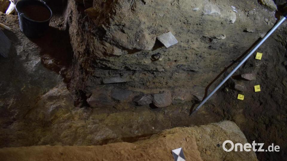 Bei der zweiten Grabung machten Archäologin Viviane Diederich und ihre tschechischen Kollegen einen erstaunlichen Fund: In 1,70 Meter Tiefe entdeckten sie Mauerreste eines Kellers (im Bild oberhalb des Stativbeins). Die Forscher legten damit das älteste bekannte Haus Bärnaus frei. Bild: szl