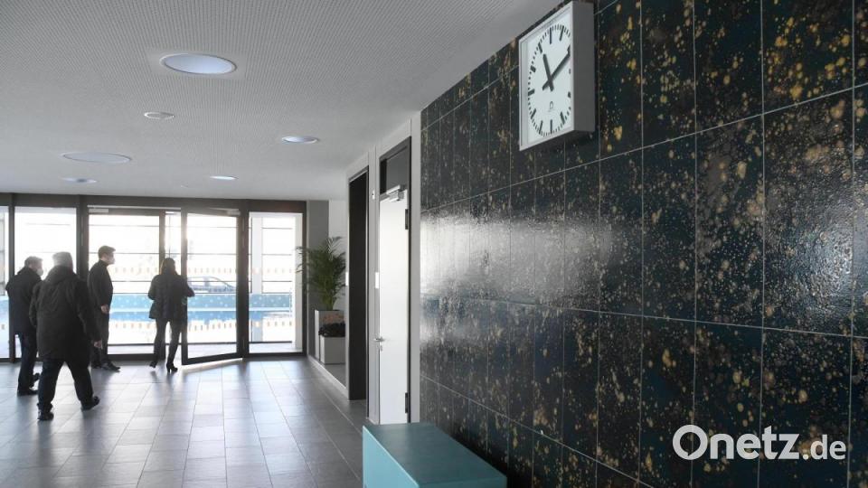 Haben Sie es erkannt? Wandfliesen und Uhr im Eingangsbereich wurden als Reminiszenz an vergangene Zeiten erhalten. Bild: Gabi Schönberger