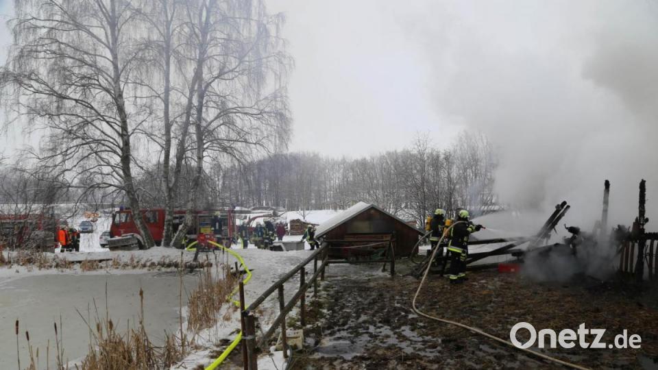 Der Stall brannte komplett nieder. Bild: Roland Wellenhoefer