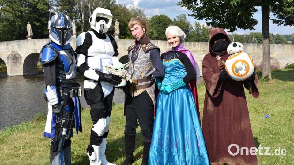 Eine Mischung aus Science-Fiction und Fantasy: Am vergangenen Wochenende war eine Gruppe von Cosplayern bei einem Fotoshooting am Fischhofpark in Tirschenreuth. Treue Begleiter der Gruppe waren auch Baby-Yoda und der Roboter BB-8. Bild: lue