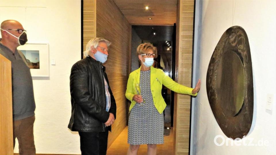 Künstlerin Regina Zrenner bekam von den Künstlerkollegen (hier im Bild Jürgen Klein und Tom Brankovic, von links) viel Anerkennung für ihre Metallarbeit. Bild: ubb