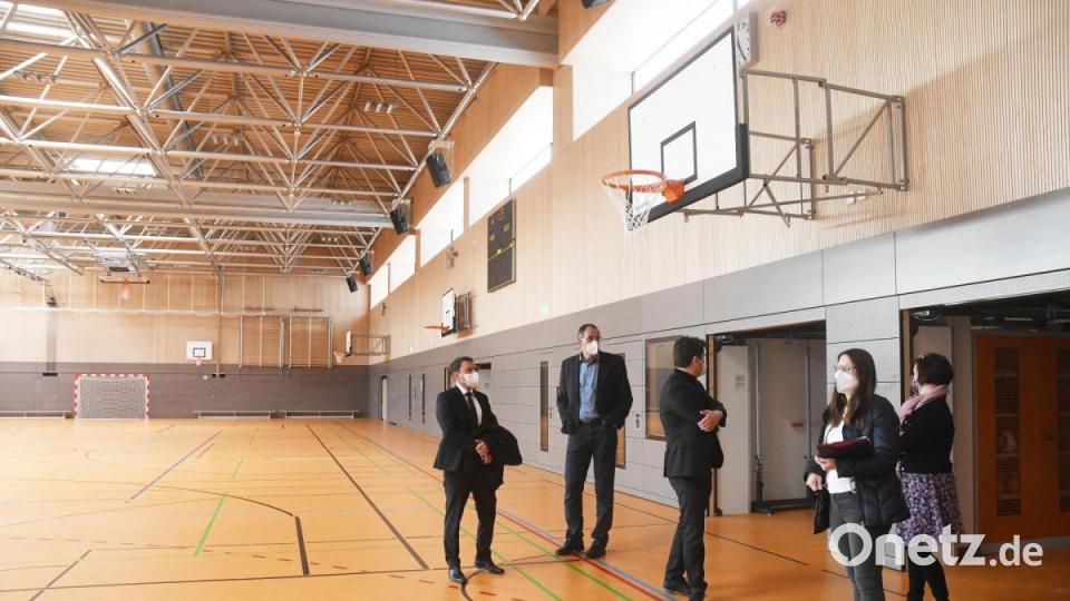 Lichtdurchflutet und modernst ausgestattet zeigt sich die neue Dreifachturnhalle der Weidener Realschulen. Bild: Gabi Schönberger