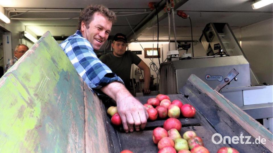 Peter Jacobey schiebt die Äpfel nach, dann geht&#039;s schneller. Bild: ubb