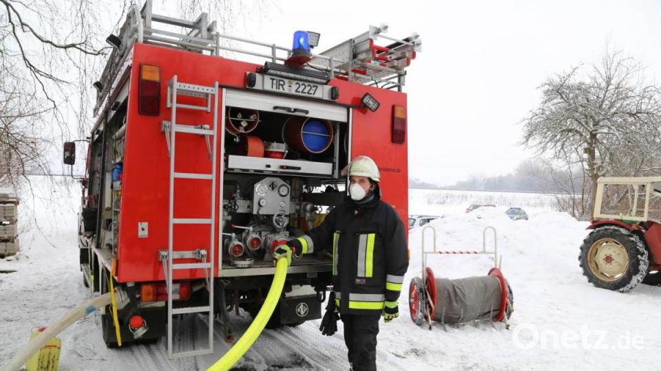 Die Feuerwehr hatte trotz der Kälte die Wasserversorgung unter Kontrolle. Bild: Roland Wellenhoefer