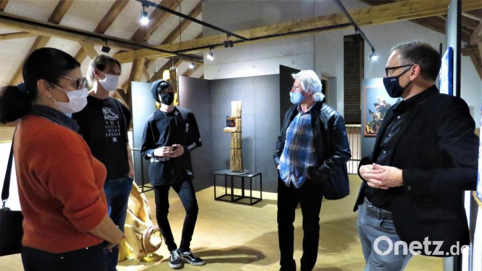 Kunst als Diskussionsgrundlage: Die Künstler Inge, Carsten und Levi Dick sowie Tom Brankovic im Gespräch mit Bürgermeister Bernd Sommer (von links). Bild: ubb