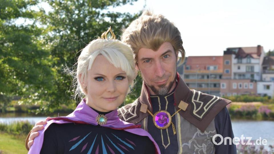 Gesine Barnert und ihr Mann Tobias aus Göppingen bei Stuttgart schlüpften in die Rollen von Prinzessin Elsa aus dem Film &quot;Die Eiskönigin&quot; und Lord Viren aus der Netflix-Serie &quot;Der Prinz der Drachen&quot;. Bild: lue