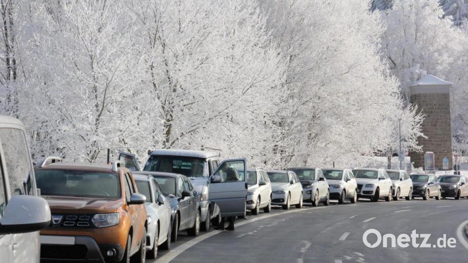 Selbst am Straßenrand wurde geparkt. Bild: kro