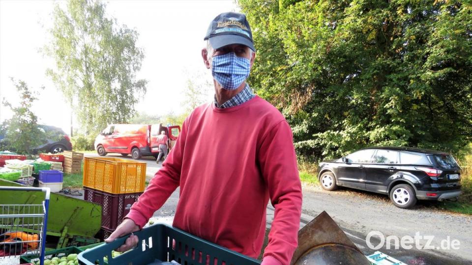 Gerald Bauer trägt die ersten Beutel Saft weg. Bild: ubb