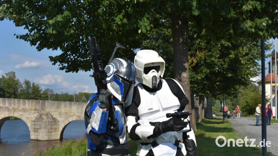 Mit Rüstung und authentisch wirkenden Waffen sind Gerald Sommerer aus Marktredwitz (rechts) und Michael Ströll aus Fuchsmühl (links) am vergangenen Wochenende am Fischhofpark in Tirschenreuth unterwegs gewesen. Beide stellen Figuren aus dem Star-Wars-Universum dar. Bild: lue