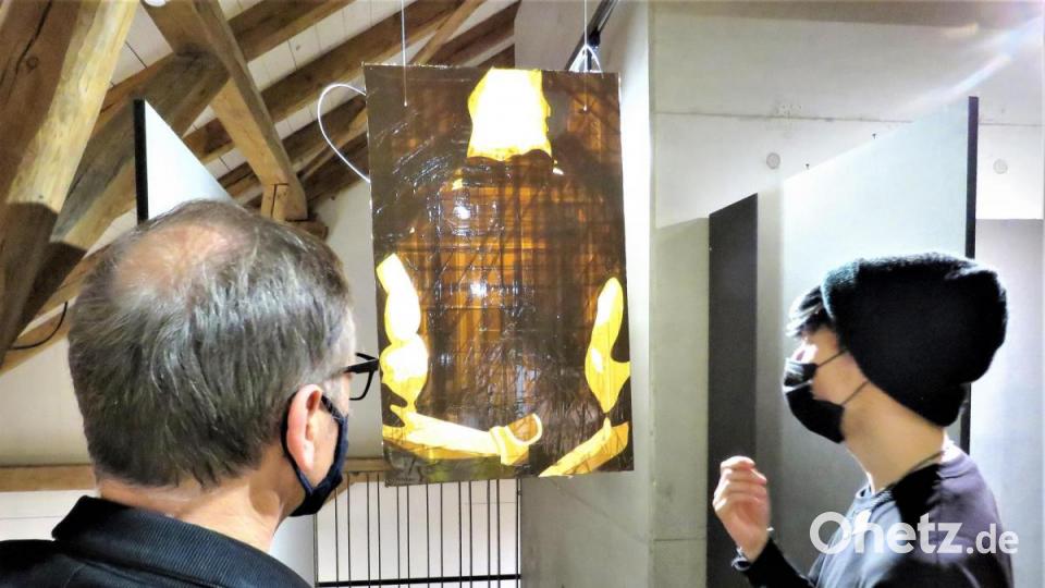 Der junge Künstler Levi Dick (rechts) ist Schüler der Designerfachschule in Selb. Er erläutert Bürgermeister Bernd Sommer, wie er sein Werk "Bruderherz", das nach einer Fotografie von seinem Bruder Moses entstand, ausgearbeitet hat. Bild: ubb