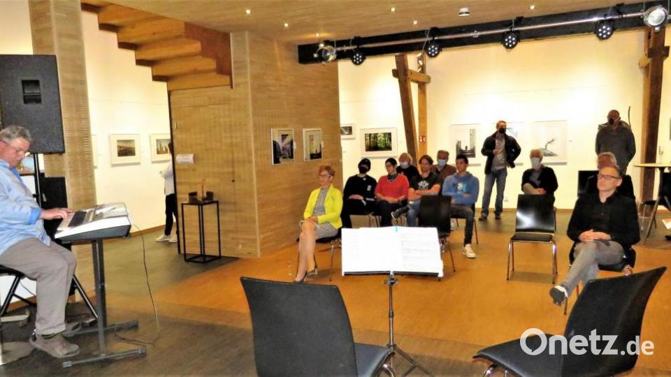 Künstler Werner Müller ist auch am Musikinstrument fit und spielte für die Anwesenden. Bild: ubb