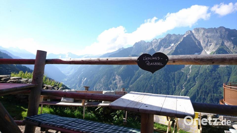 Wanderer konnten von der Alm aus einen schönen Blick in die Berge genießen. Bild: Theresa Frank/exb