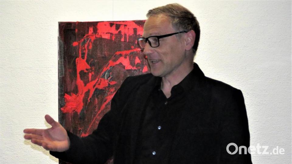Bürgermeister Bernd Sommer sprach bei der Ausstellung vom Zusammenrücken trotz Corona – nicht räumlich, aber geistig. Bild: ubb