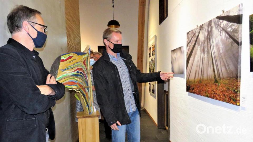 Fotograf Matthias Kunz zeigte Bürgermeister Bernd Sommer (rechts) seine Bilder. Bild: ubb