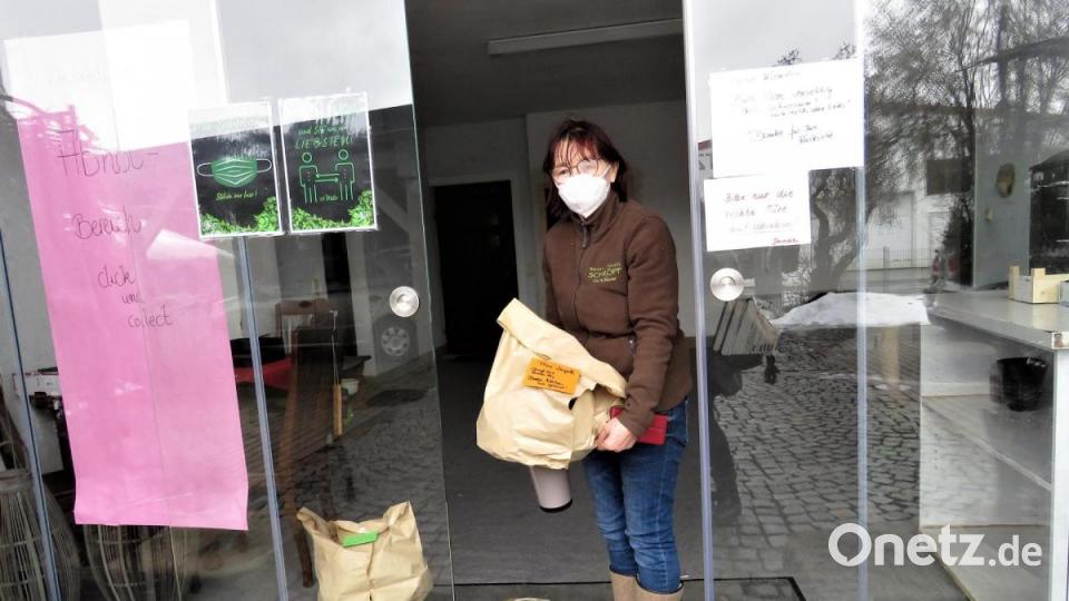 Nur fürs Bild hat sich Lisa Schröpf in den Abholraum gestellt. Sie ist nicht da, wenn die Kunden ihre fertig verpackten Blumenarragements völlig kontakt- und problemlos hier abholen und danach per Überweisung bezahlen. Bild: ubb