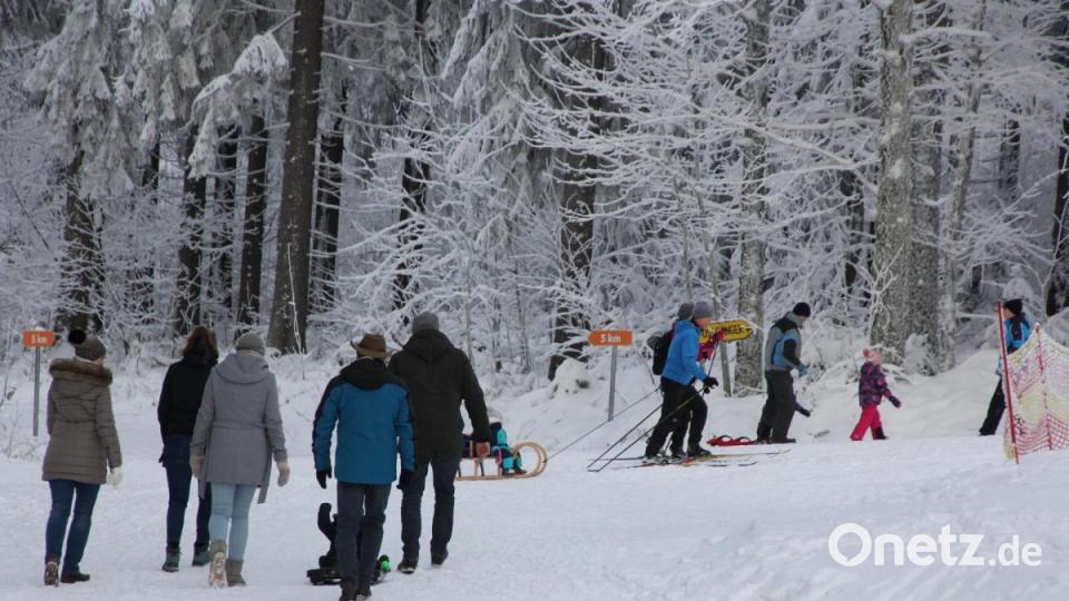 Viele Fußgänger nutzten das traumhafte Wetter zum Spazierengehen rund um das Skilanglaufzentrum Silberhütte.. Bild: kro